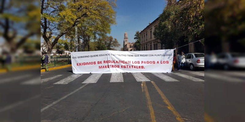 Profesores estatales cierran la calle tata Vasco 