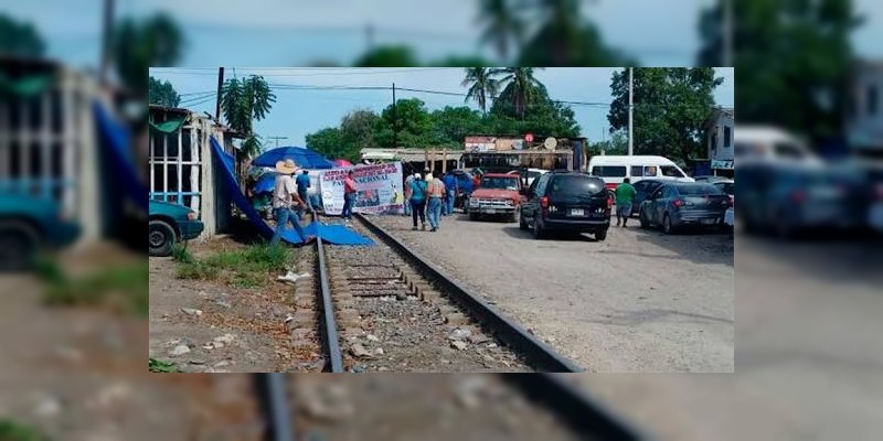 CNTE bloquea 6 vías férreas en Michoacán 