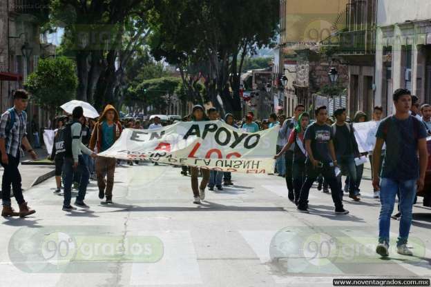 Marchan rechazados y habitantes de las casas del estudiante, en Morelia - Foto 1 