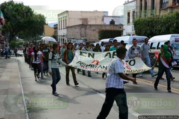 Marchan rechazados y habitantes de las casas del estudiante, en Morelia - Foto 2 