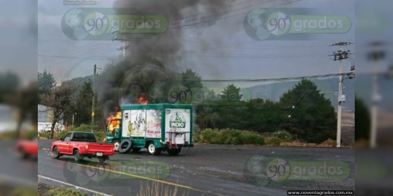 Incendian normalistas vehículos comerciales en Paracho - Foto 1 