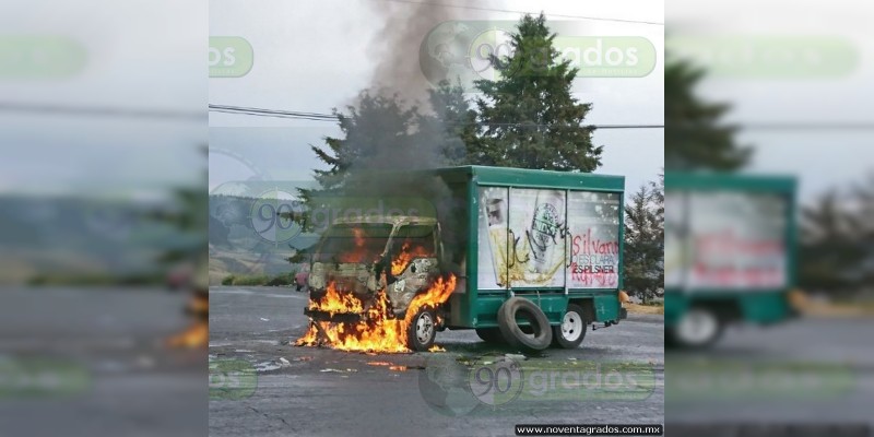 Incendian normalistas vehículos comerciales en Paracho - Foto 2 