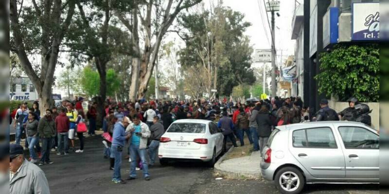 Nuevamente la CNTE bloquea avenida Acueducto frente a la PGR 