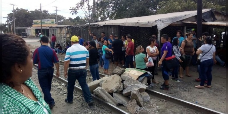 CNTE mantiene bloqueo de vías férreas en Lázaro Cárdenas 