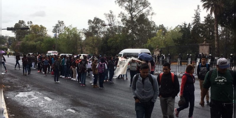 Inicia marcha de la CUL rumbo al centro de Morelia 