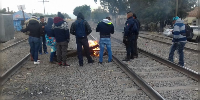CNTE continúa con bloqueos en vías férreas de Michoacán 