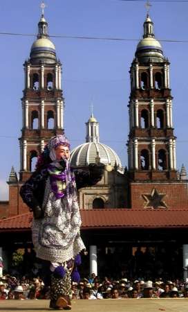 Festejan al Señor de los Milagros en San Juan Parangaricutiro Festejan al Señor de los Milagros en San Juan Parangaricutiro