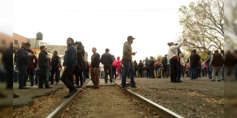 CNTE toma las vías férreas en Tres Puentes 