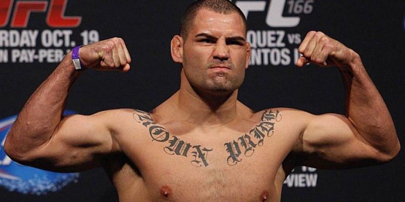 Caín Velásquez bajaría al peso semipesado en UFC 