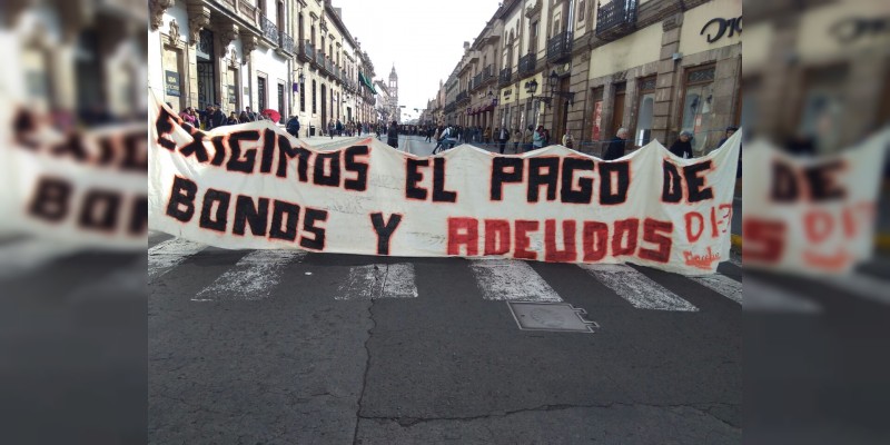 SNTE bloquea la avenida Madero frente al Congreso del Estado 