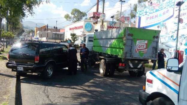 Mujer provoca accidente vial y se da a la fuga en Morelia; hay dos lesionados - Foto 0 
