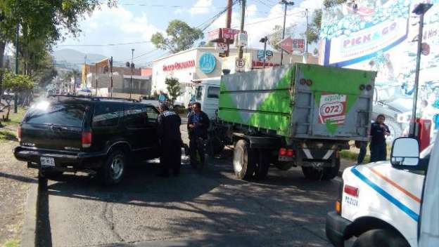 Mujer provoca accidente vial y se da a la fuga en Morelia; hay dos lesionados - Foto 0 