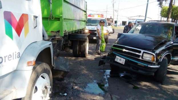 Mujer provoca accidente vial y se da a la fuga en Morelia; hay dos lesionados - Foto 1 