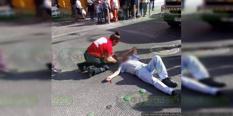 Camioneta repartidora atropella a persona en Zitácuaro, Michoacán - Foto 1 