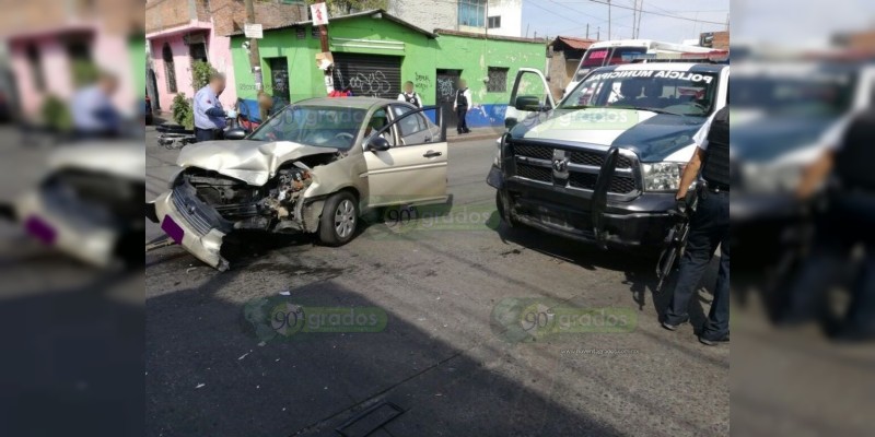 Choca patrulla y auto particular en Morelia, Michoacán, hay cuatro heridos - Foto 0 
