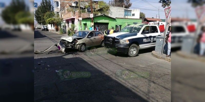 Choca patrulla y auto particular en Morelia, Michoacán, hay cuatro heridos - Foto 1 