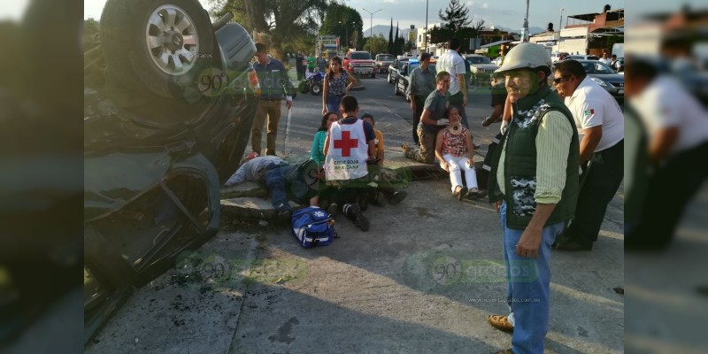 Choque deja cuatro personas heridas y daños materiales por varios miles de pesos en Uruapan  - Foto 0 