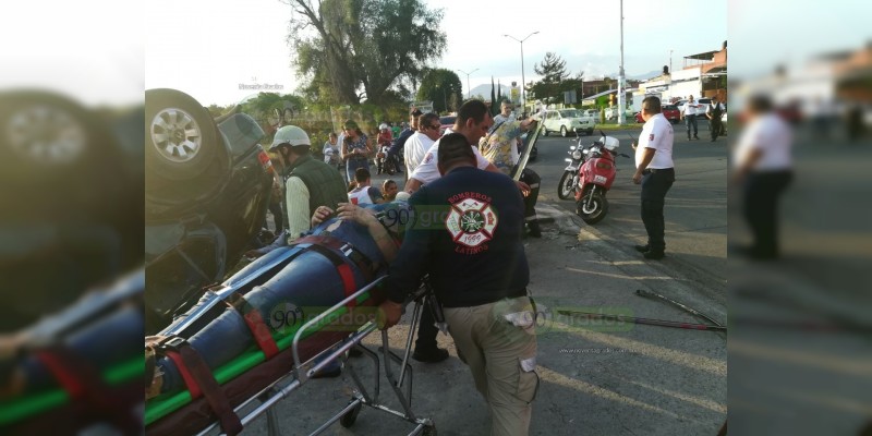 Choque deja cuatro personas heridas y daños materiales por varios miles de pesos en Uruapan  - Foto 1 