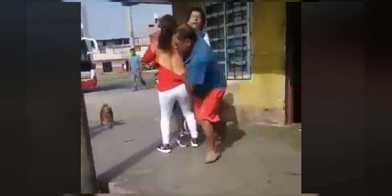 Un hombre encontro a su mujer con su presunto amante en una calle de Perú