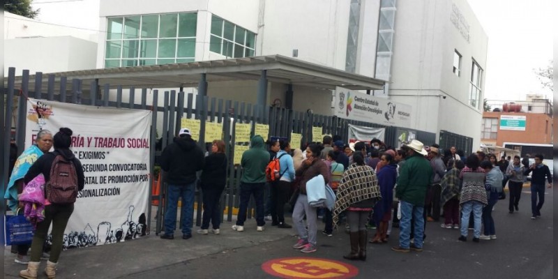 Trabajadores toman el Centro Estatal de Atención Oncológica 
