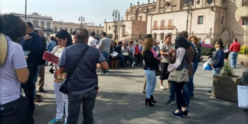 CNTE bloquea la avenida Madero 