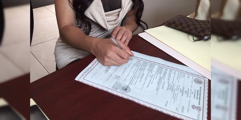 Dirección del Registro Civil de Apatzingán proporciona documento de identidad por motivos de cambio de sexo 