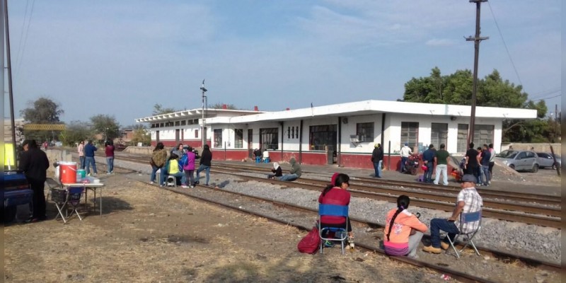 Continúa bloqueo en las vías del tren de Yurécuaro 