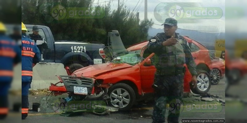 Dos heridos, saldo de volcadura en la Celaya - Salvatierra, en Guanajuato - Foto 0 