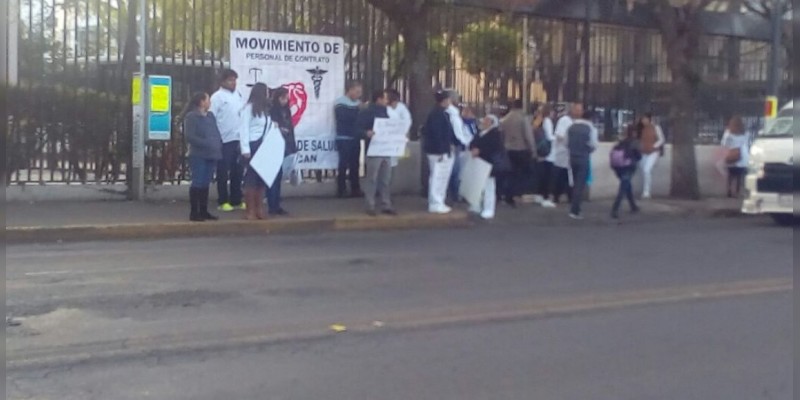 Empleados del sector salud se manifiestan en la Secretaría de Finanzas 