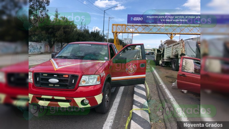 Chocan pipa y volteo en Morelia, Michoacán, hay cuatro heridos - Foto 2 