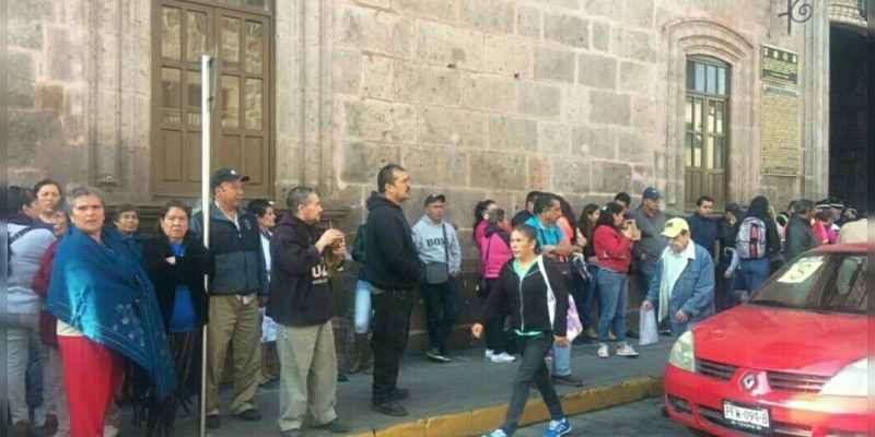 Se manifiestan frente a Palacio Municipal de Morelia  