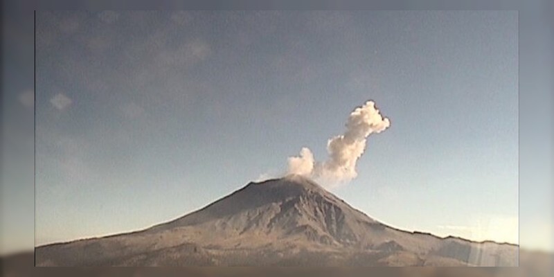El Popocatépetl emite fumarola de 700 metros de altura 
