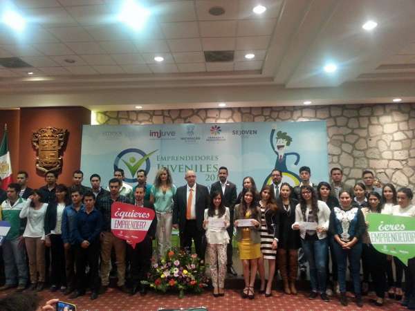 Entregan recursos económicos a jóvenes emprendedores michoacanos 