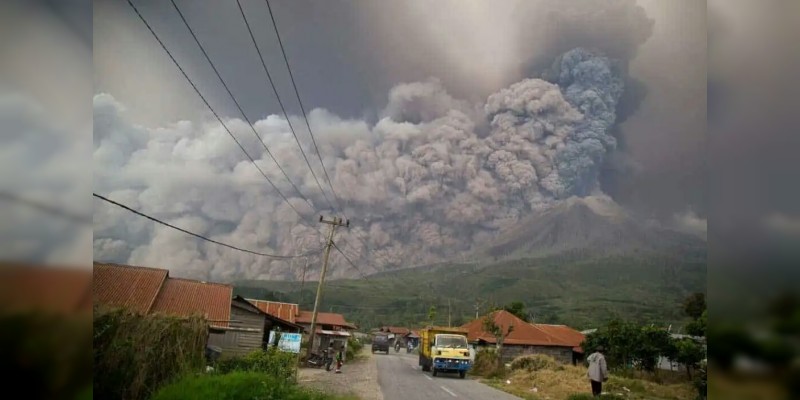 Volcán Sinabung en Indonesia hace erupción  