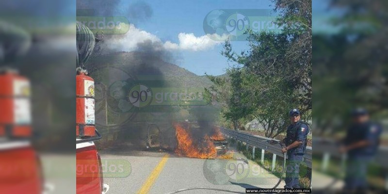 Taxi en llamas contenía cadáver, en Chilapa de Álvarez, Guerrero - Foto 1 