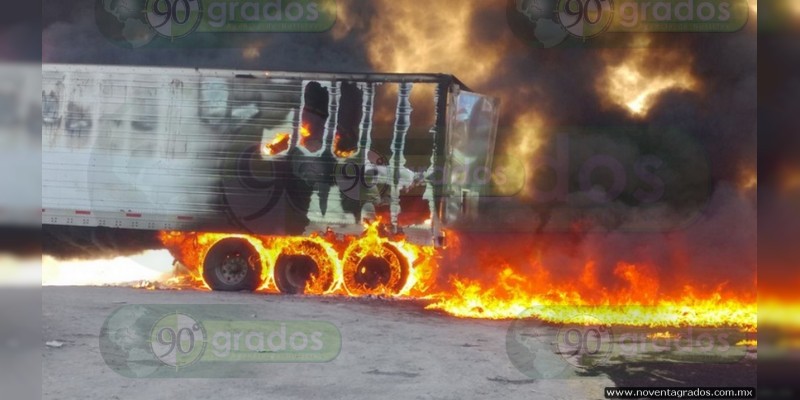 Caja de tráiler arde en llamas en Apatzingán, Michoacán - Foto 0 