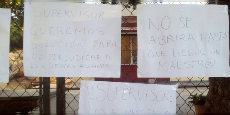 Padres de familia toman telesecundaria en Tarímbaro 