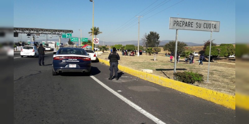 CNTE toma caseta de peaje en Ecuandureo 