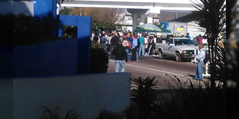 Profesores toman cuatro casetas de peaje en Michoacán 