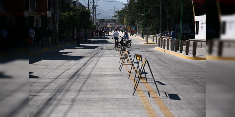 Hasta pista parece la calle que está afuera del Ayuntamiento de Manantiales, luego de que fue renovada 