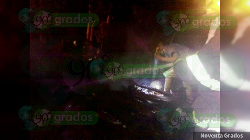 Se incendia casa en Ziracuaretiro, Michoacán - Foto 2 