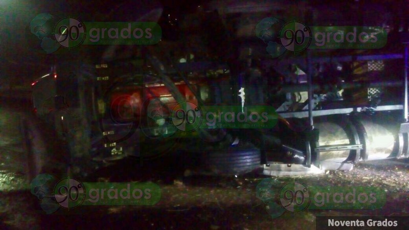 “Ebrio” conductor salva la vida tras chocar con un tráiler en Tarímbaro, Michoacán - Foto 0 