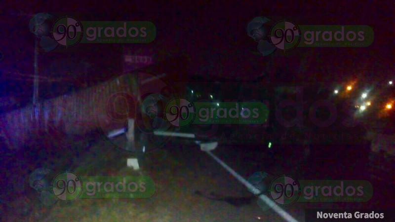 “Ebrio” conductor salva la vida tras chocar con un tráiler en Tarímbaro, Michoacán - Foto 1 