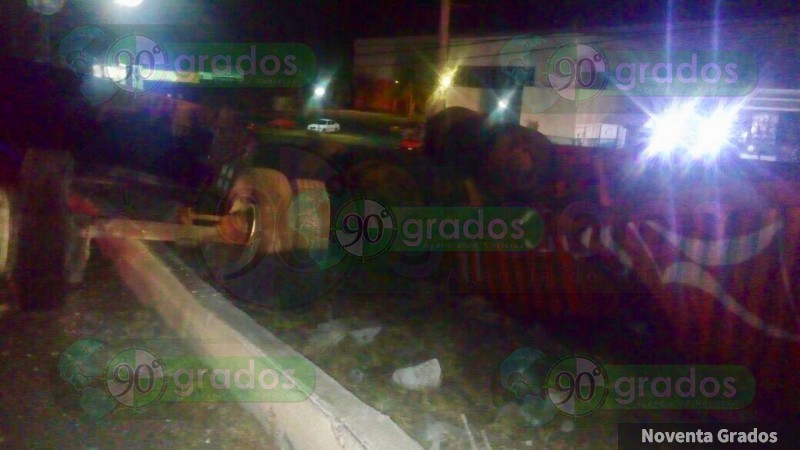 “Ebrio” conductor salva la vida tras chocar con un tráiler en Tarímbaro, Michoacán - Foto 3 