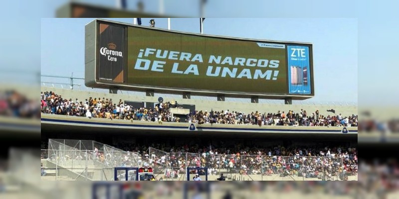Fuera Narcos de la UNAM, exigen en el partido de los Pumas 