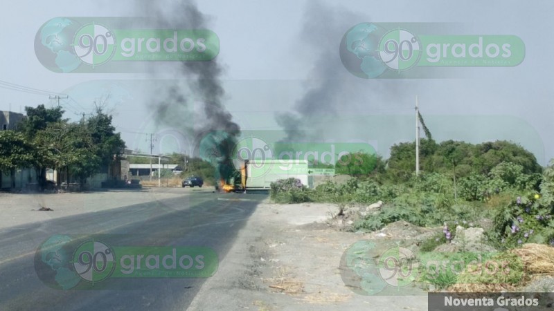 Se registran bloqueos y quema de vehículos en Tierra Caliente del estado de Michoacán - Foto 0 