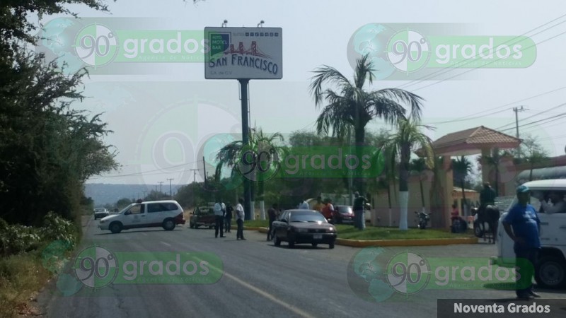 Se registran bloqueos y quema de vehículos en Tierra Caliente del estado de Michoacán - Foto 1 