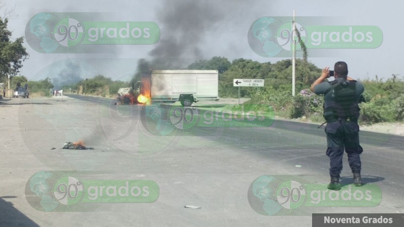 Se registran bloqueos y quema de vehículos en Tierra Caliente del estado de Michoacán - Foto 2 