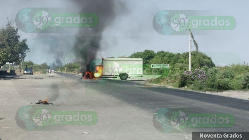 Se registran bloqueos y quema de vehículos en Tierra Caliente del estado de Michoacán - Foto 3 