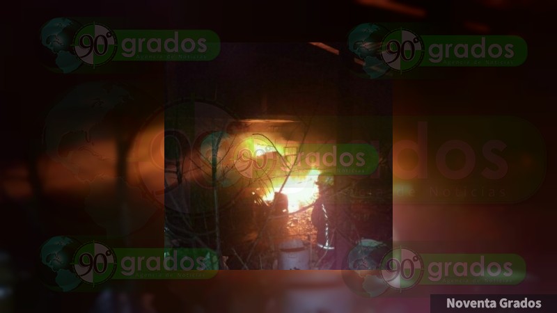 Se incendia bodega en donde almacenaban gasolina robada en José Sixto Verduzco, Michoacán - Foto 0 